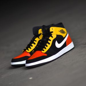 AIR JORDAN 1 MID SE BLK/TEAM ORANGE